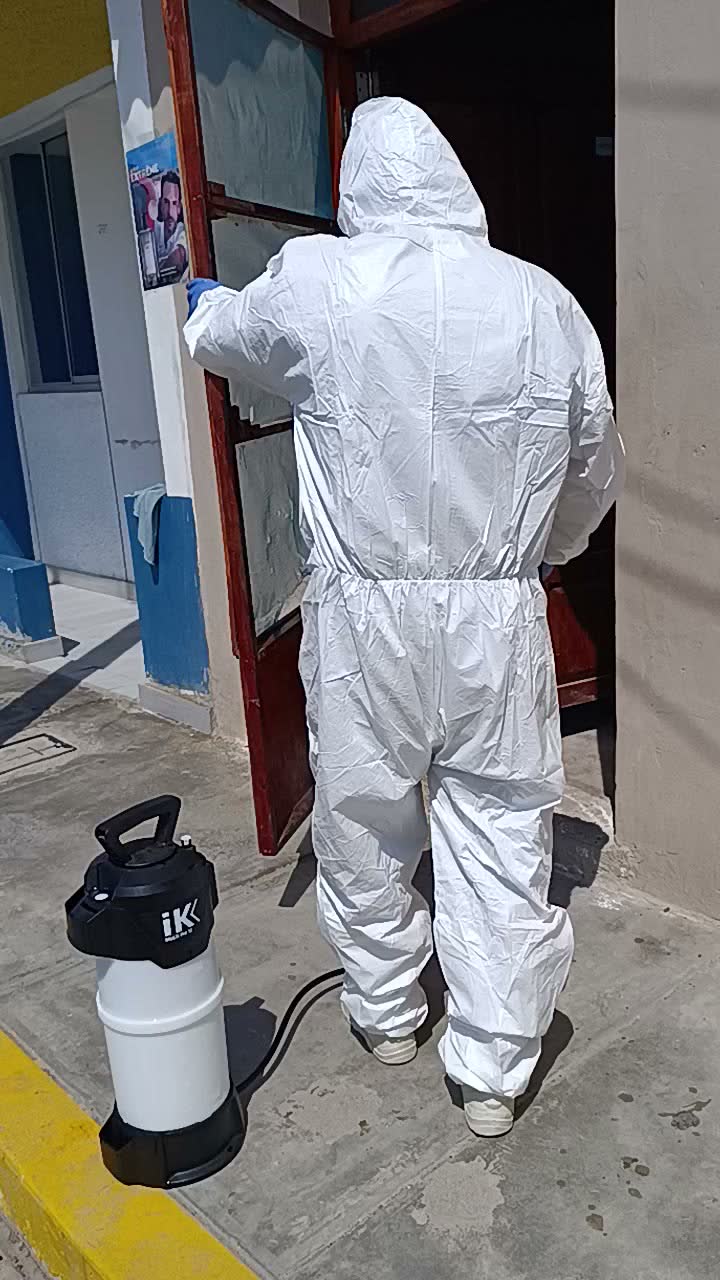 Desinfección de ambientes con equipo de protección
